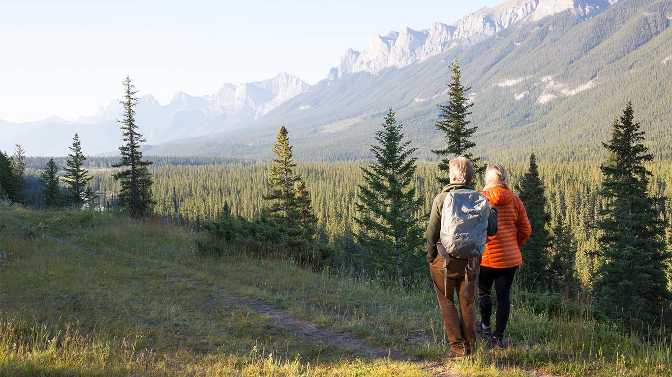 couple_hiking_meadow